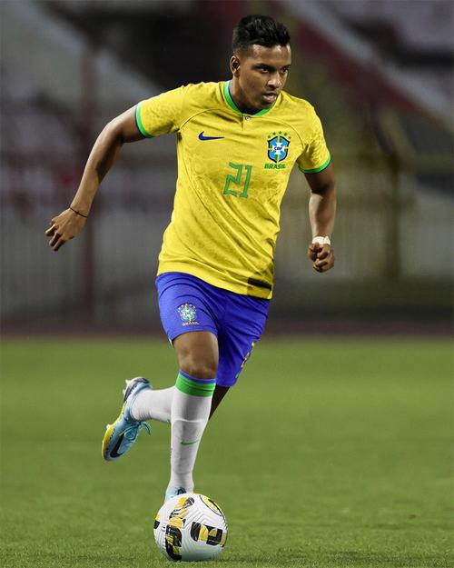 巴西足球队队员为什么喜欢穿黄色和绿色球衣 (2021世界杯巴西队球衣)